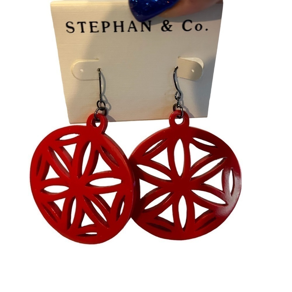 Stephan and Co. Red Resin Geometric Flower Starfish Design pierced Earrings - Picture 6 of 8